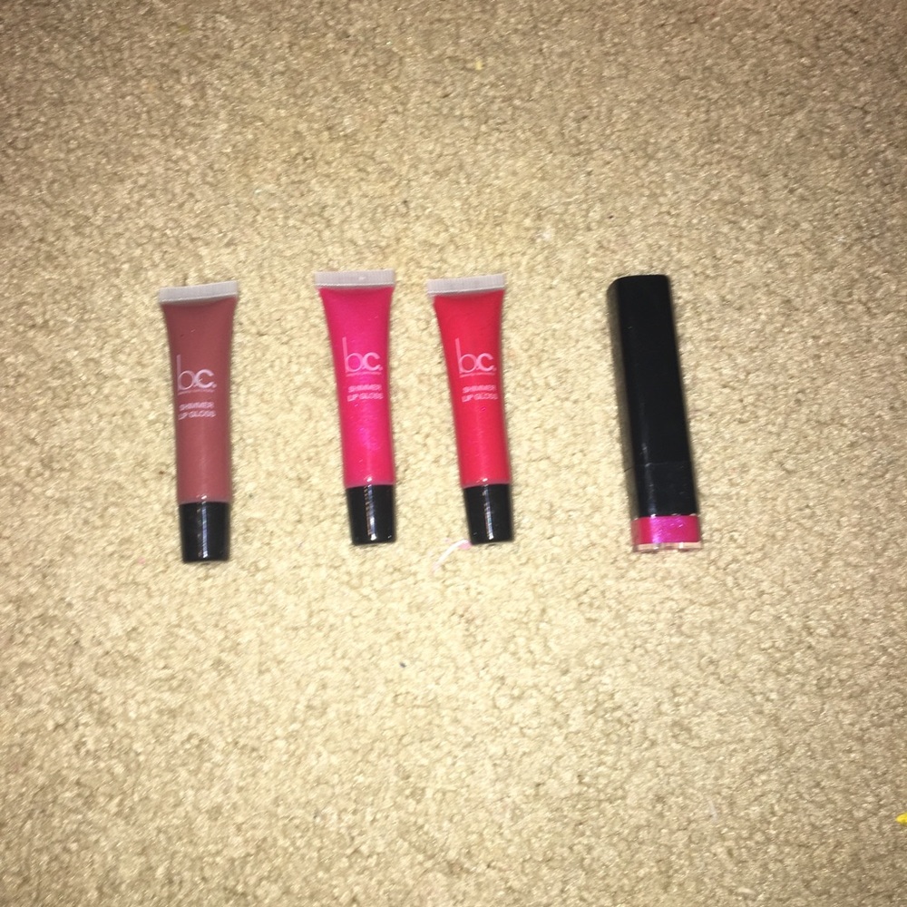 NEVER USED LIPGLOSS AND LIPSTICK